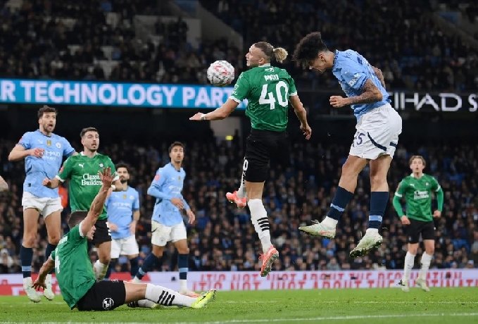 Man City ngược dòng vào tứ kết FA Cup