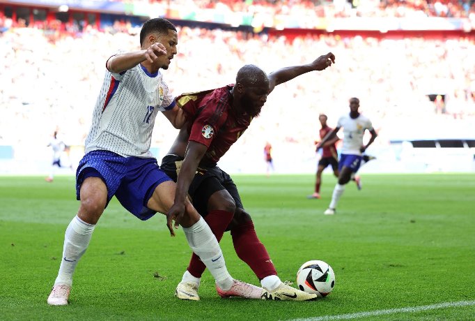 Lukaku thi đấu như tàng hình trước Pháp