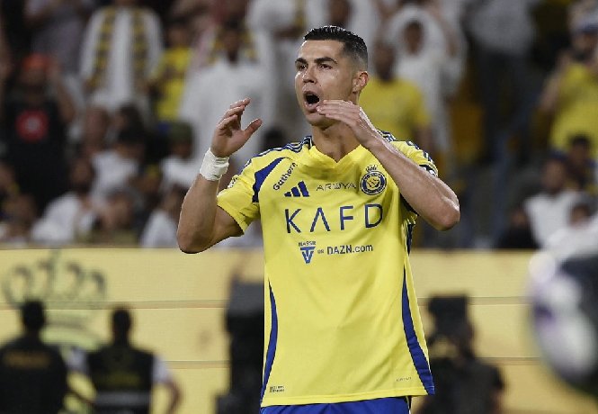 Sa sút khó tin, Ronaldo lại nhận chỉ trích sau trận derby Riyadh 