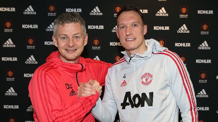 Phil Jones tiết lộ đồng đội tại Manchester United luôn đi muộn