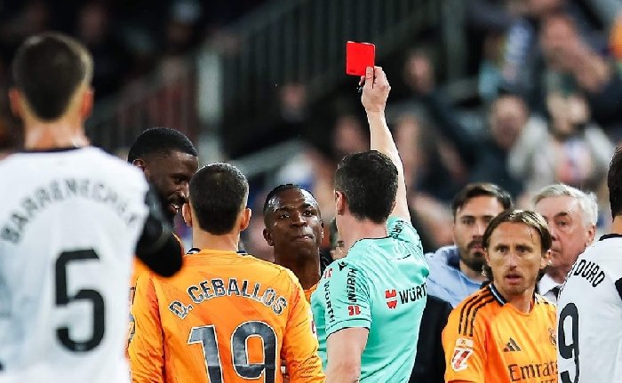 Vinícius xin lỗi sau thẻ đỏ trong trận thắng Valencia của Real Madrid