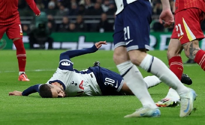 Tottenham trả giá đắt cho chiến thắng trước Liverpool