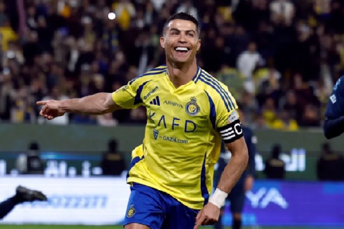 Ronaldo ghi bàn ngay trong trận đầu tiên của năm 2025