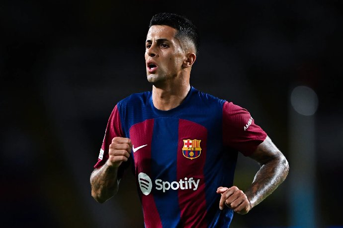 Barca ra giá với Man City để mua đứt Cancelo 