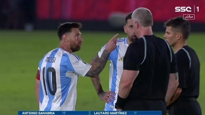 Messi tức giận, chỉ thẳng mặt trọng tài ở trận thua Paraguay