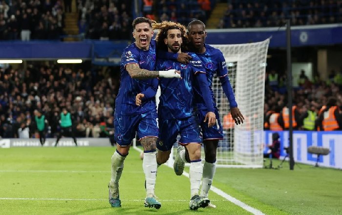 Chelsea phả hơi nóng vào gáy Liverpool