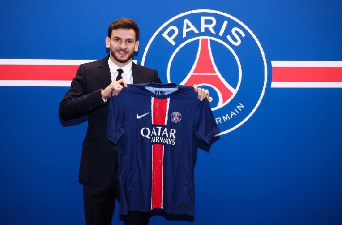 Kvaratskhelia chính thức cập bến PSG