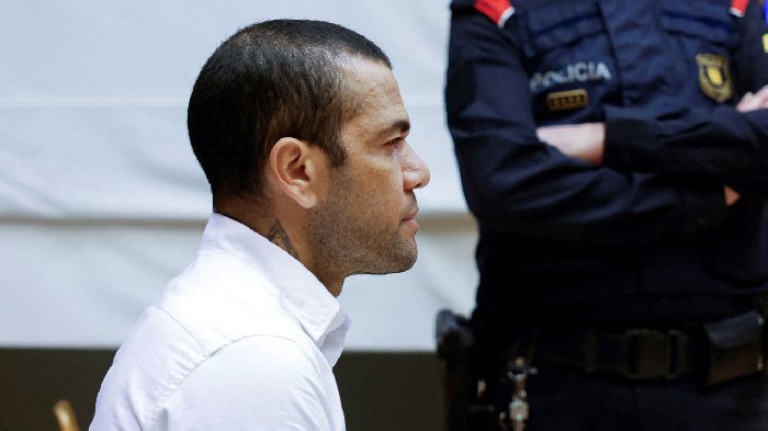 Cựu sao Barca bị tuyên phạt 4,5 năm tù