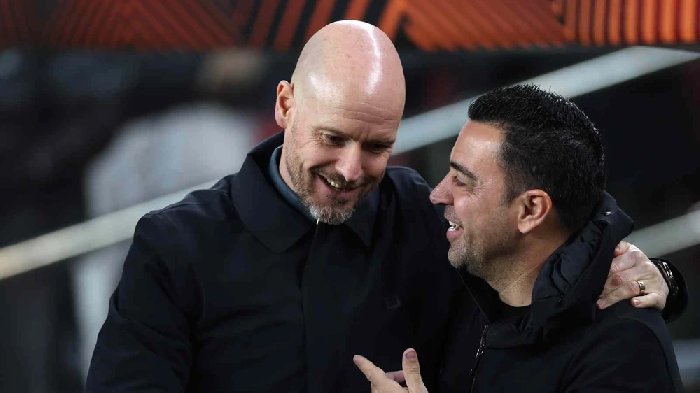 Thay thế Ten Hag, Man United bất ngờ mời huyền thoại của Barca làm HLV 