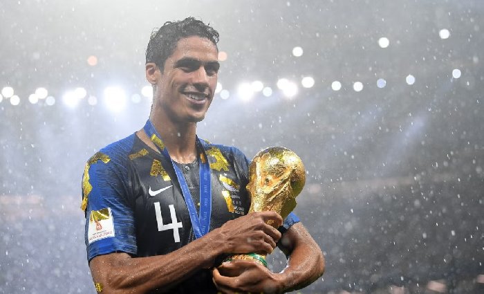 Bản tin tối 25/9: Rõ thời gian Leny Yoro tái xuất, Raphael Varane chính thức giải nghệ