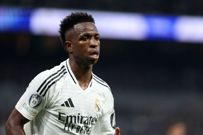 Vinicius ‘treo chân’ 3 tuần, Ancelotti cuống cuồng tìm người thay thế