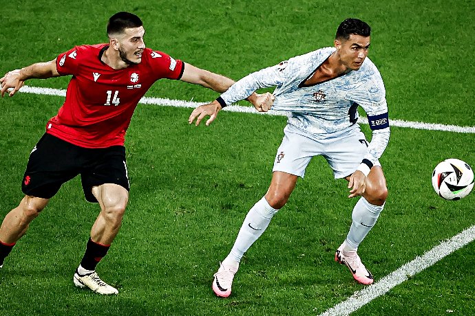 Ronaldo đòi penalty không thành, nhận ngay án phạt