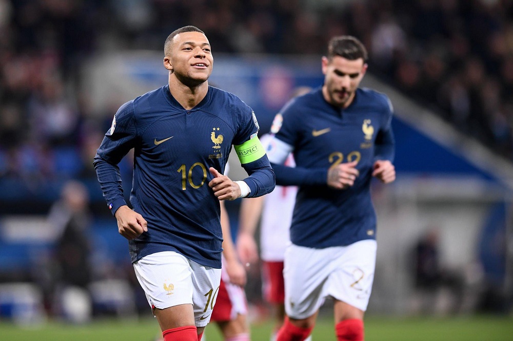 Mbappe cán mốc 300 bàn nhanh không tưởng, hơn cả Messi và Ronaldo - Ảnh 1