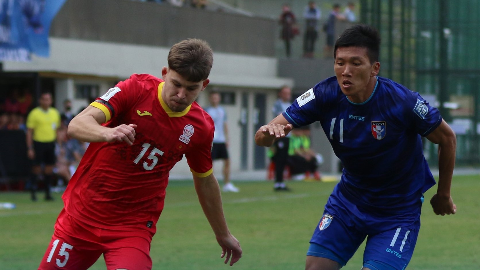 Kyrgyzstan duy trì thế trận khá thoải mái dù chơi thiếu người.