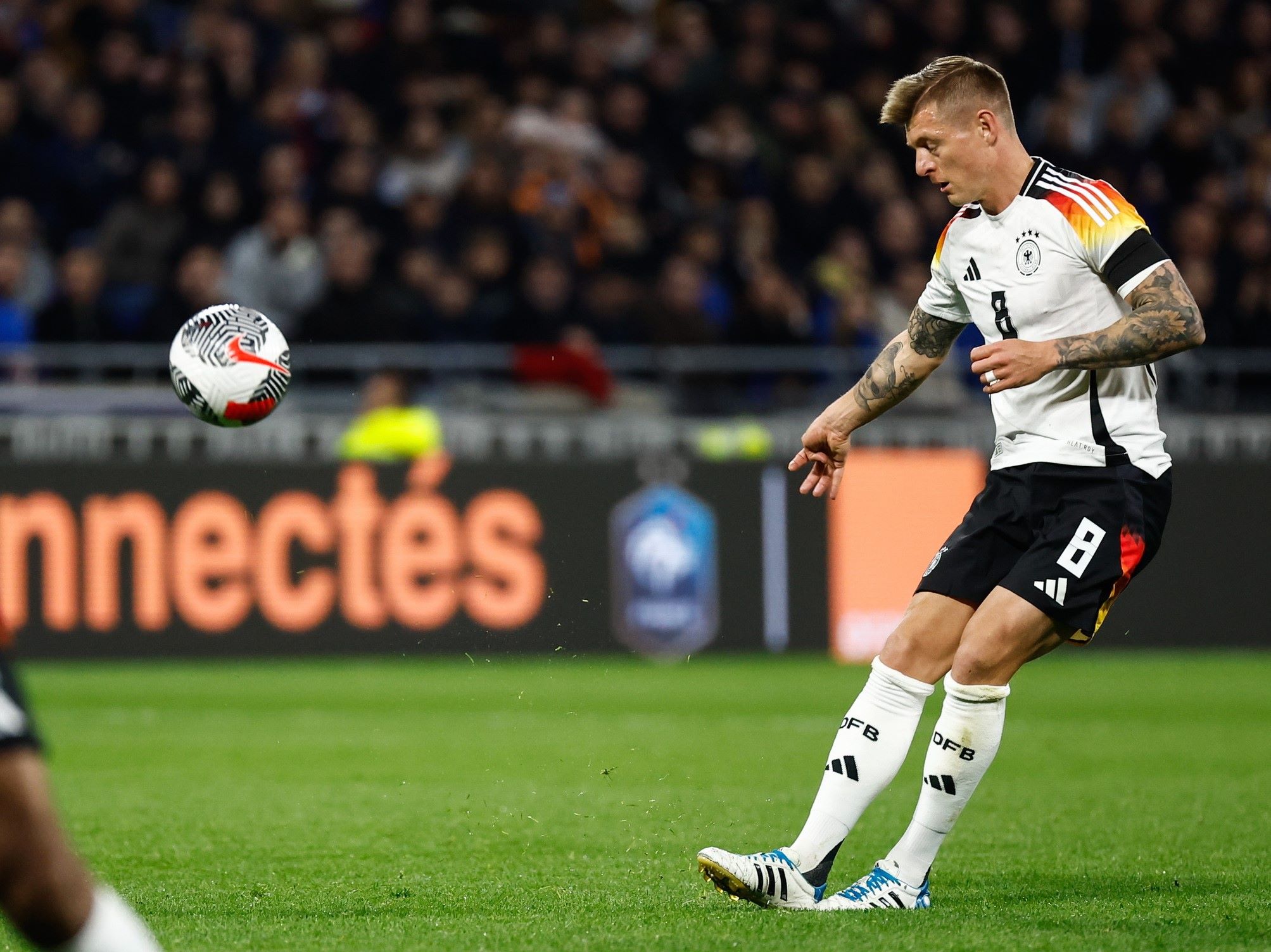 Toni Kroos ngay lập tức ghi dấu ấn cho ĐT Đức trong ngày trở lại.
