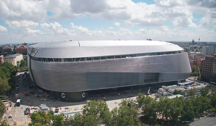 Real Madrid xin UEFA đóng mái che sân vận động Bernabeu - Ảnh 1