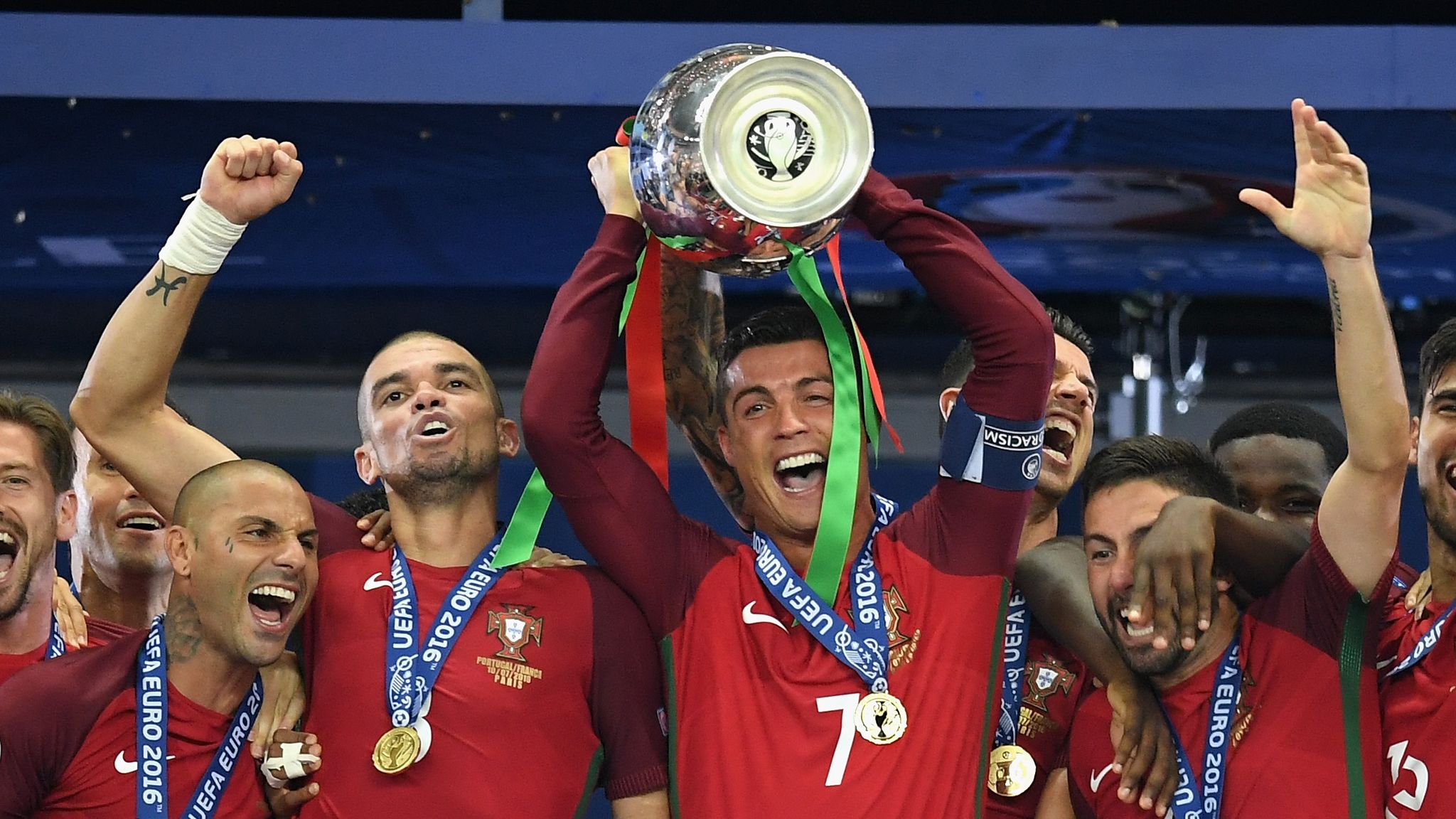 Top 5 thủ lĩnh vĩ đại nhất lịch sử Euro: Ronaldo cũng chỉ xếp áp chót - Ảnh 5