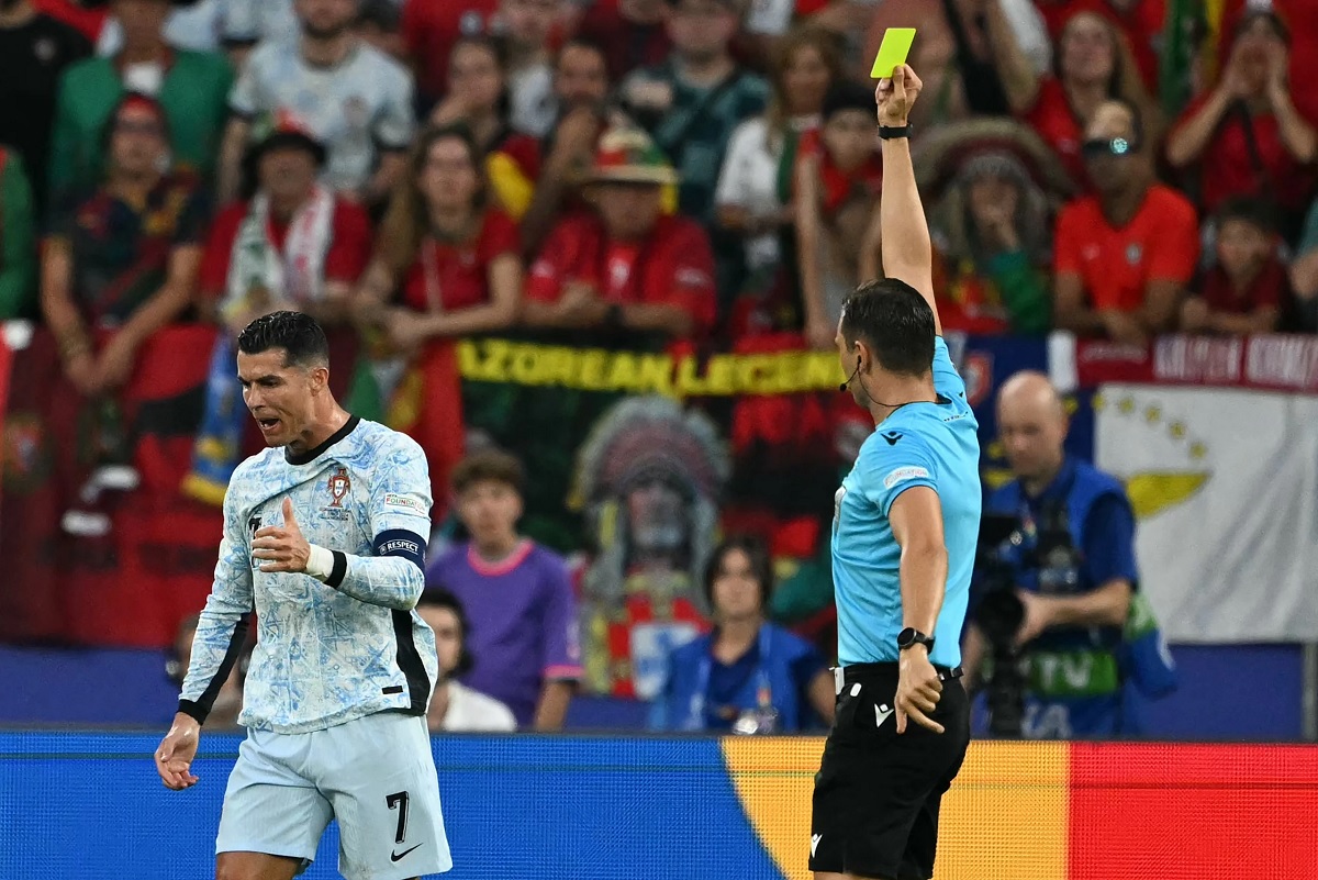 Ronaldo đòi penalty không thành, nhận ngay án phạt - Ảnh 1