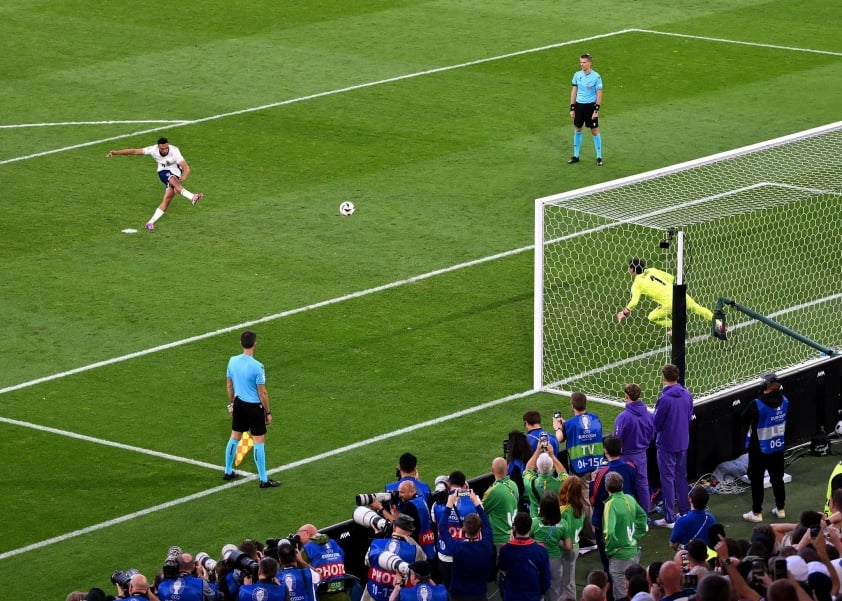 Trent Alexander-Arnold lập kỷ lục với cú sút penalty trước Thụy Sĩ - Ảnh 1