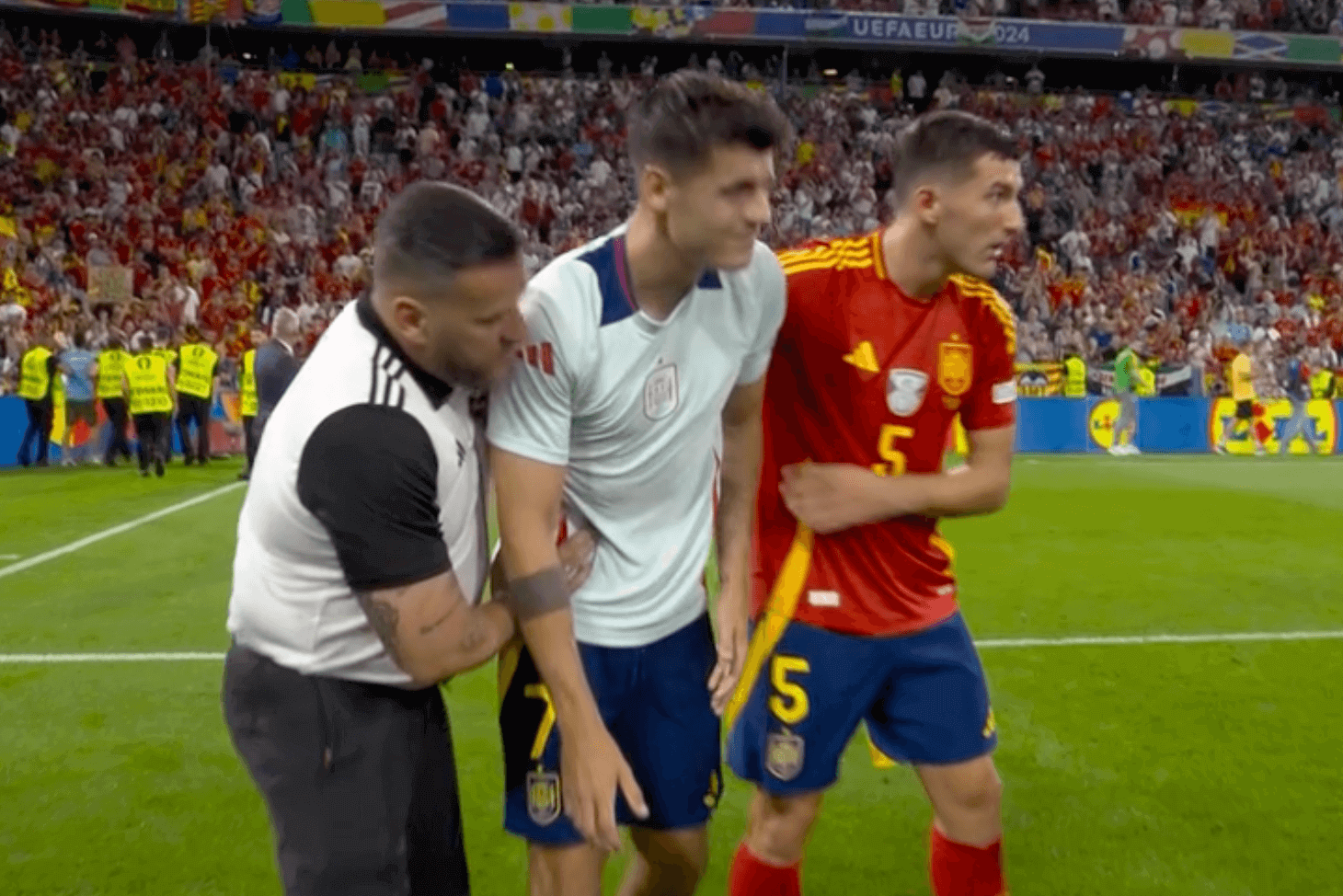 Morata bị nhân viên Tây Ban Nha làm chấn thương - Ảnh 1