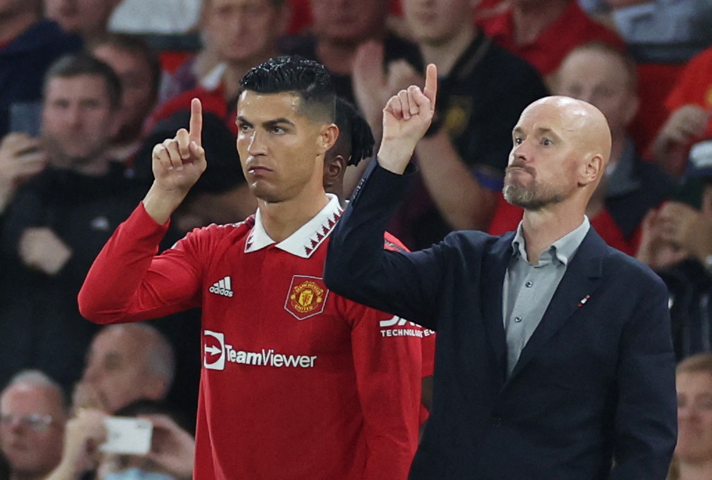 Michael Owen đòi sa thải HLV Ten Hag, muốn CR7 lên làm HLV MU - Ảnh 1