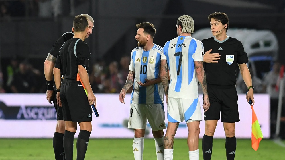 Messi tức giận, chỉ thẳng mặt trọng tài ở trận thua Paraguay - Ảnh 1