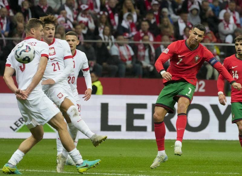 Ronaldo làm điều khó tin, đưa Bồ Đào Nha vào tứ kết Nations League - Ảnh 1