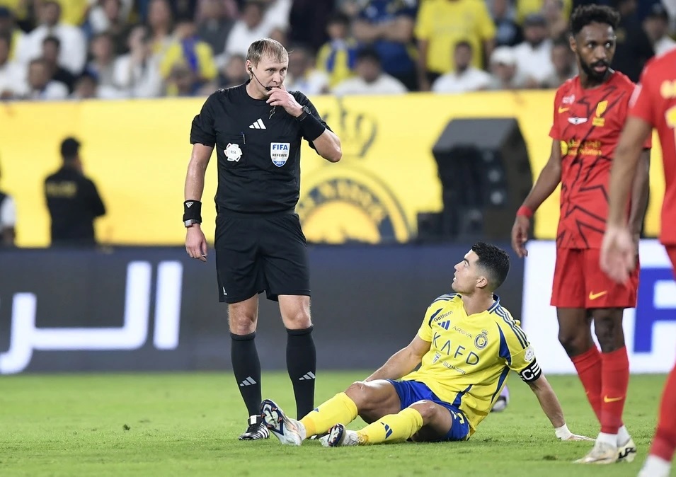 Ronaldo ghi bàn, Al Nassr vẫn thua ngược đội bóng mới lên hạng - Ảnh 1