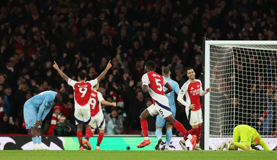 Partey lập siêu phẩm, Arsenal thu hẹp cách biệt với Liverpool - Ảnh 1