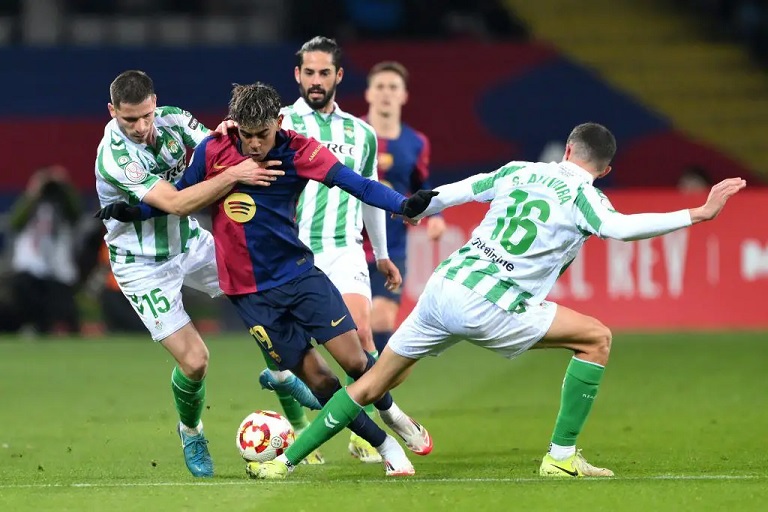 Barcelona đè bẹp Betis trong ngày Yamal và Olmo cùng nhau tỏa sáng - Ảnh 1