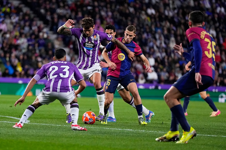 Barcelona ngược dòng ấn tượng, tiến sát ngai vàng La Liga - Ảnh 1