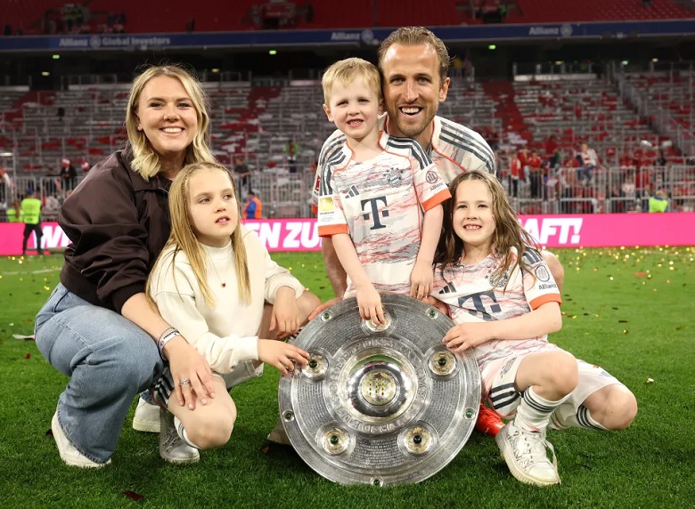 Harry Kane rạng rỡ nâng cao chiếc cúp đầu tiên - Ảnh 1