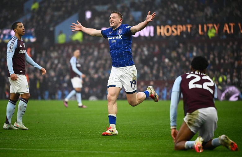 Chelsea tính nẫng tay trên MU vụ Liam Delap - Ảnh 1