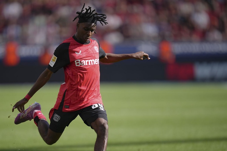 Frimpong đáp chuyến bay tới Anh, hợp đồng với Liverpool sắp hoàn tất - Ảnh 1