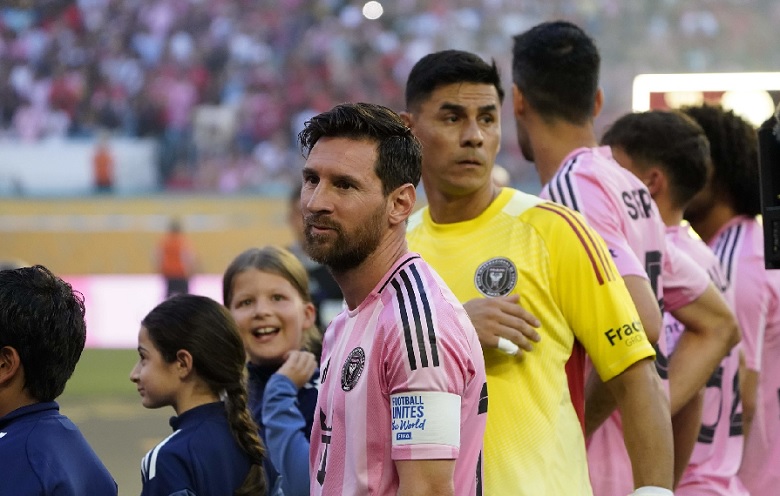 Trọng tài bị tố thiên vị vì các quyết định bất lợi cho đối thủ của Messi - Ảnh 1