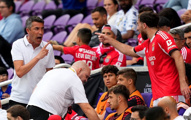 Bất đồng nội bộ, HLV và học trò ‘va nhau’ nảy lửa giữa khán đài Club World Cup - Ảnh 1