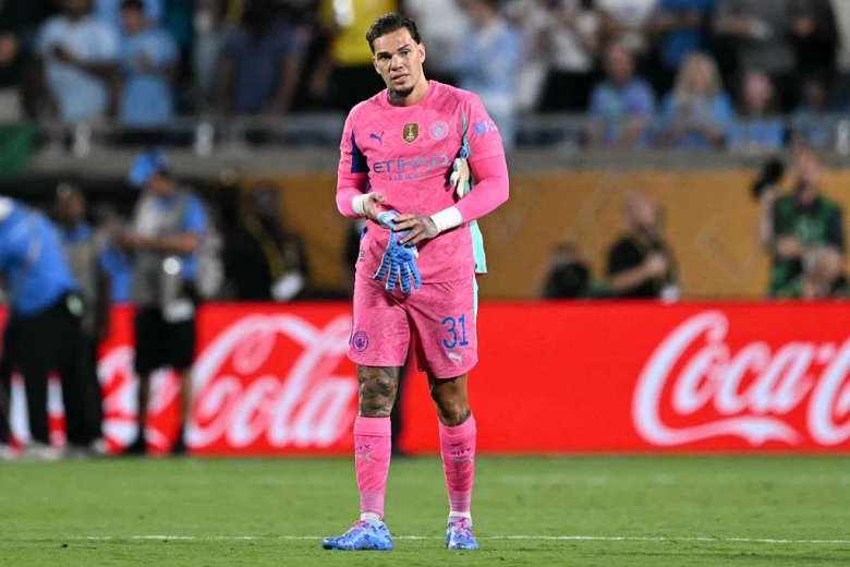 CĐV Man City phẫn nộ, đòi bán Ederson ngay tức thì - Ảnh 1