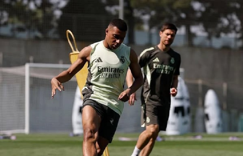 HLV Alonso trực tiếp thị phạm với Mbappe - Ảnh 1