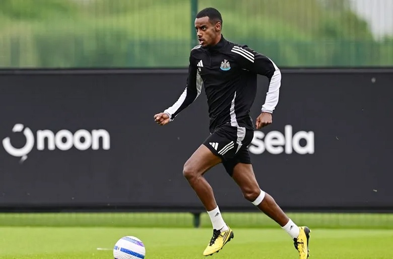 Newcastle mạnh tay, Isak không được phép tập cùng đội 1 - Ảnh 1