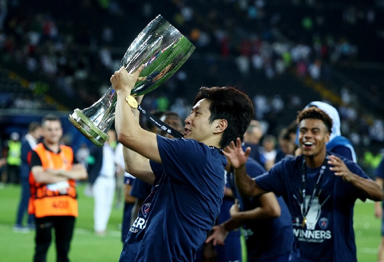 Lee Kang In ăn mừng bàn thắng lịch sử cho PSG tại Siêu Cúp châu Âu