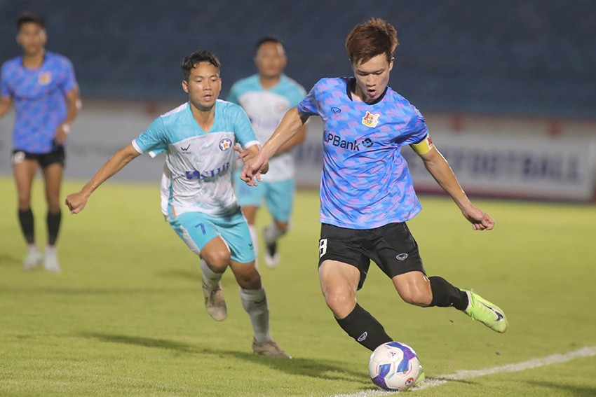Cầu thủ Hà Tĩnh thi đấu quyết tâm trên sân nhà tại V-League