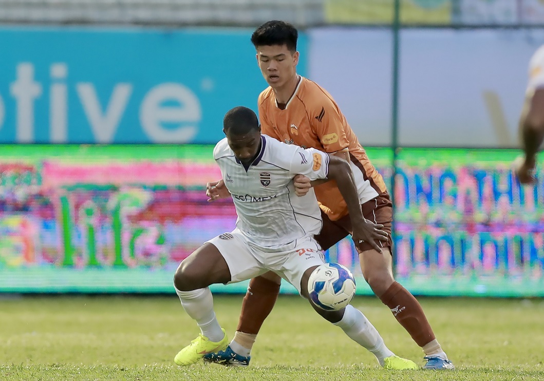 Một pha bóng bổng trong trận đấu V-League, tượng trưng cho những tình huống kịch tính và hấp dẫn giữa các đội bóng hàng đầu Việt Nam.