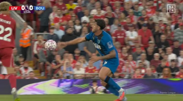 VAR dậy sóng ngay trận mở màn Ngoại hạng Anh 2025/26 - Ảnh 1