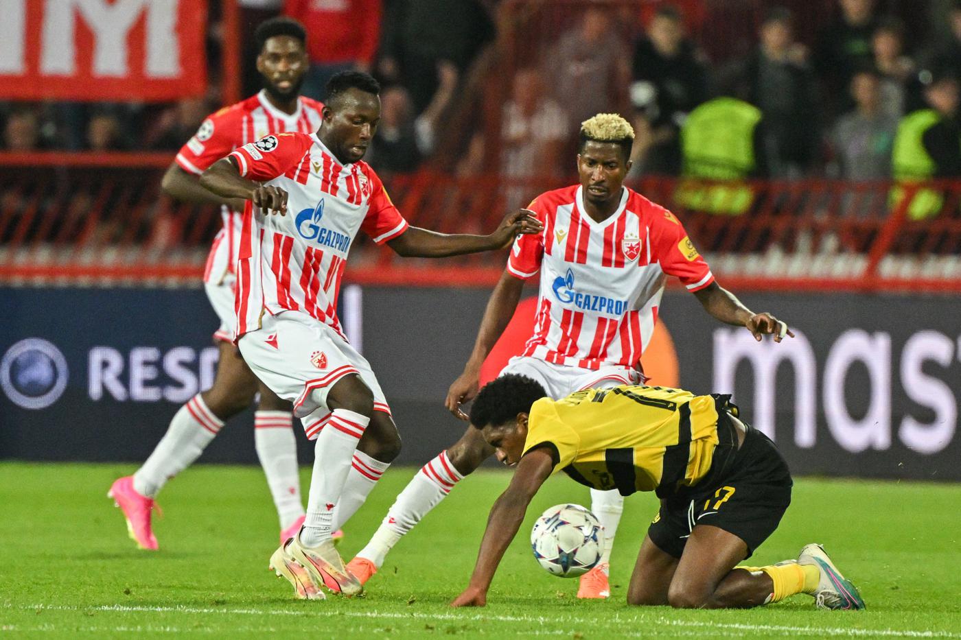 Cầu thủ Crvena Zvezda ăn mừng bàn thắng trong trận đấu Cúp C1