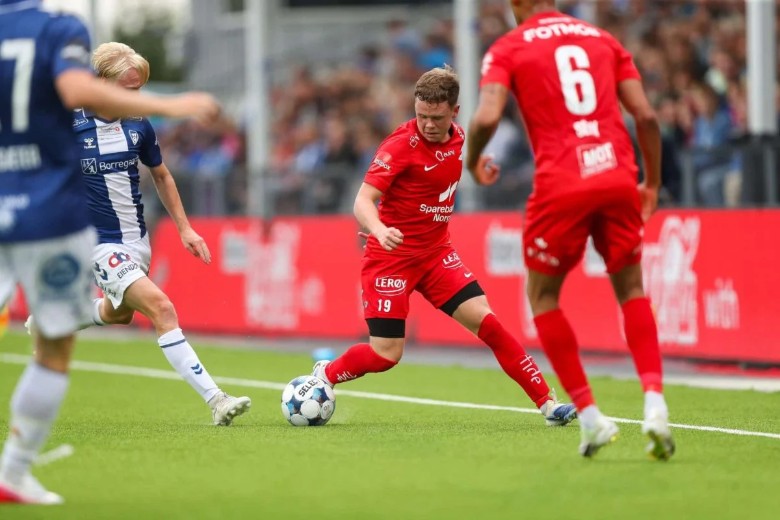 Khung cảnh trận đấu lượt đi giữa Brann và AEK Larnaca tại vòng loại Europa League