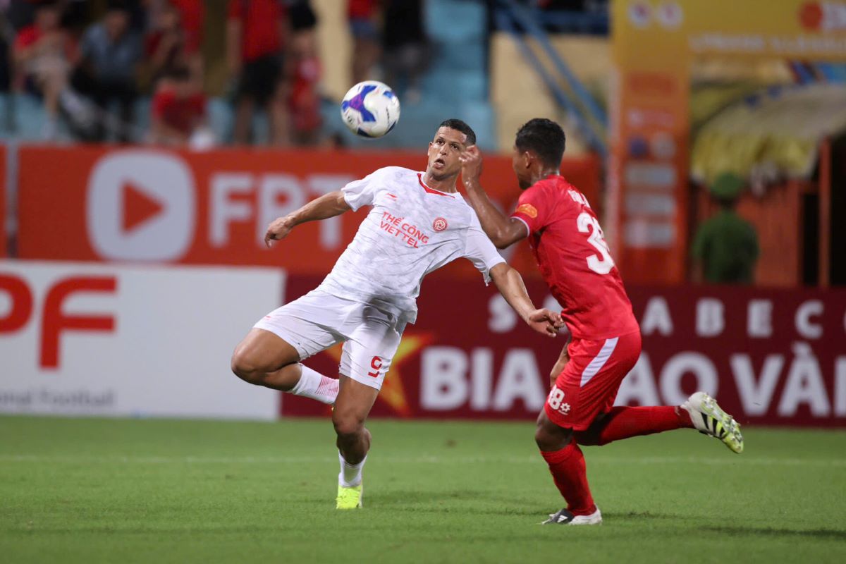 Cầu thủ Thể Công Viettel trên sân nhà chuẩn bị cho trận đấu V-League