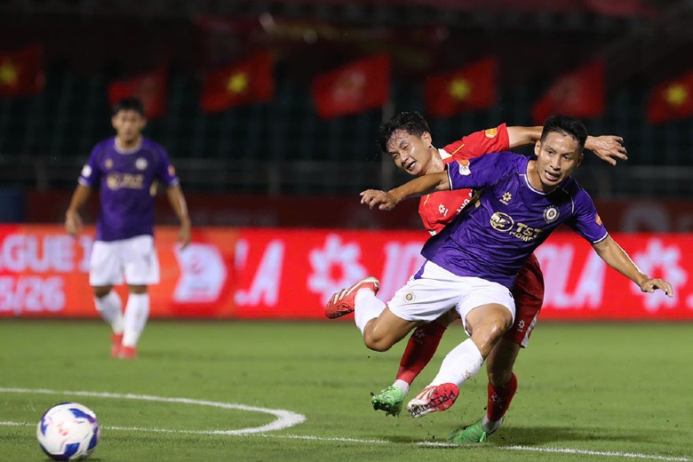 Cầu thủ Hà Nội FC và Hoàng Anh Gia Lai tranh bóng trên sân Hàng Đẫy