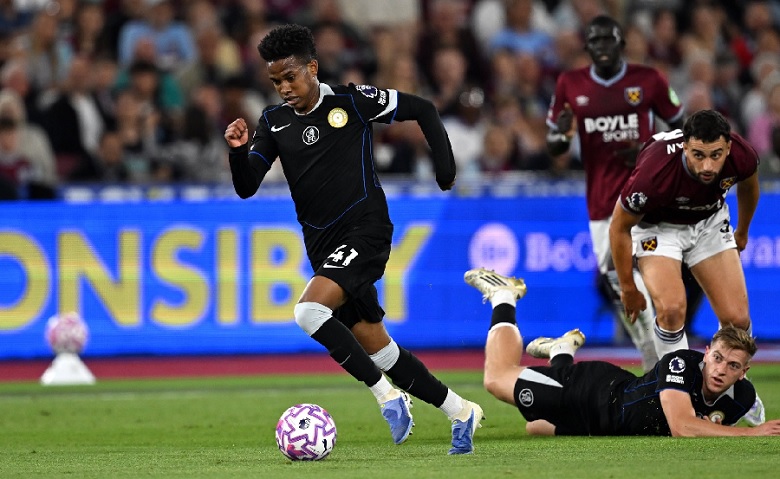 Estevao tạo cột mốc lịch sử trong lần đầu đá chính ở Ngoại hạng Anh - Ảnh 1