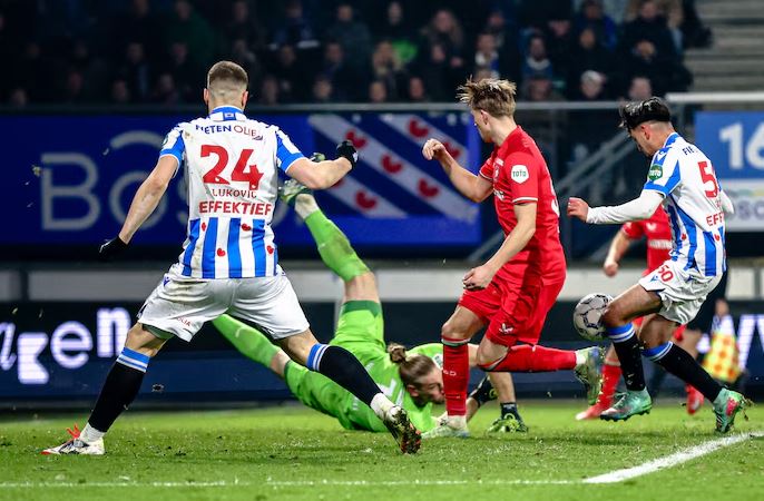 Phân tích kèo Heerenveen vs Twente: Xỉu 3 bàn, Tài thẻ phạt, Heerenveen sáng kèo châu Á
