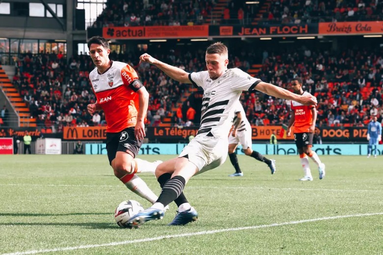 Cầu thủ Lorient và Rennes tranh bóng quyết liệt trong trận derby Ligue 1
